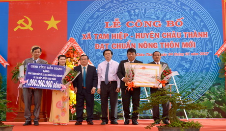 Ông Nguyễn Văn Danh, Bí thư Tỉnh ủy trao Bằng Công nhận xã đạt chuẩn quốc gia NTM và ông Phạm Anh Tuấn trao tặng công trình phúc lợi trị giá 1 tỷ đồng của UBND tỉnh cho xã Tam Hiệp. 