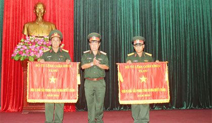 Thiếu tướng Nguyễn Hoàng, Phó Tư lệnh Quân khu 9 trao tặng Cờ thi đua của Bộ Tư lệnh Quân khu 9 cho 2 tập thể.