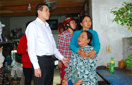 Ông Lê Văn Hưởng Chủ tịch UBND tỉnh Tiền Giang thăm hỏi gia đình nạn nhân.