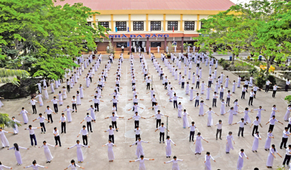  Thể dục giữa giờ tại Trường THPT Vĩnh Bình.