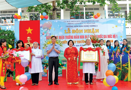  Trường Mầm non Hùng Vương 2 đón nhận danh hiệu Trường chuẩn quốc gia mức độ 1.
