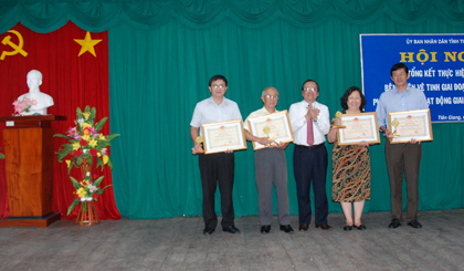 Phó Chủ tịch UBND tỉnh Trần Thanh Đức trao Bằng khen cho các tập thể