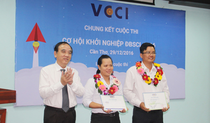 TS. Võ Hùng Dũng,- Giám đốc VCCI Cần Thơ trao thưởng cho 2 đề án đoạt giải Ba Cuộc thi cơ hội khởi nghiệp ĐBSCL (Mekong Startup) năm 2016.