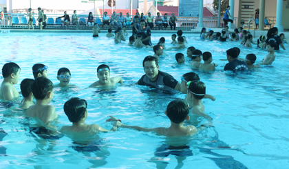Phổ cập bơi cho HS tại Trung tâm TDTT TP. Mỹ Tho.