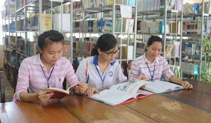 Sinh viên Trường Đại học Tiền Giang đọc sách tại thư viện.