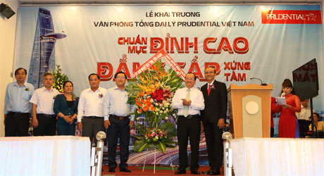 Ông Trần Thanh Đức, Phó Chủ tịch UBND tỉnh (người đứng thứ 2 từ trái qua) chúc mừng Prudential khai trương VPTDL tiêu chuẩn mới tại TP. Mỹ Tho.
