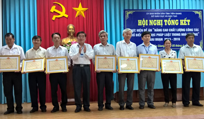 Nhà giáo ưu tú Nguyễn Hồng Oanh – Giám đốc Sở GD và ĐT tỉnh tặng Bằng khen của UBND tỉnh cho các tập thể và cá nhân có nhiều thành tích trong công tác phổ biến giáo dục pháp luật.