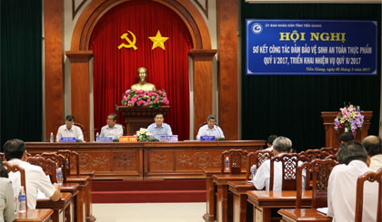 Ông Lê Văn Hưởng, Chủ tịch UBND tỉnh, Trưởng Ban Chỉ đạo về vệ sinh an thực phẩm tỉnh chỉ đạo tại hội nghị.