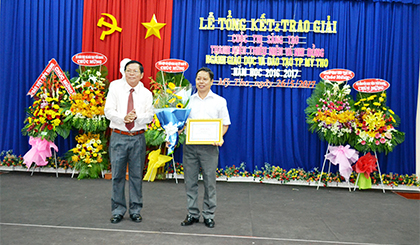 Ông Nguyễn Văn Khang, Chủ tịch Liên hiệp các Hội Khoa học kỹ thuật tỉnh trao giải tập thể xuất sắc cho đại diện Trường Tiểu học Lê Quý Đôn.