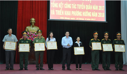 Ông Lê Văn Hưởng trao thưởng cho 8 đơn vị đạt thành tích xuất sắc trong công tác tuyển quân năm 2017.