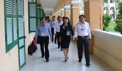 Thứ trưởng thị sát phòng thi tại Trường THPT Nguyễn Đình Chiểu.