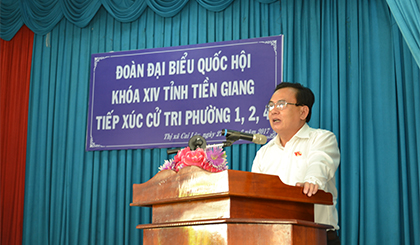 Ông Võ Văn Bình, Phó Bí thư Tỉnh ủy, Trưởng Đoàn ĐBQH tỉnh giải đáp thắc mắc của cử tri TX. Cai Lậy.