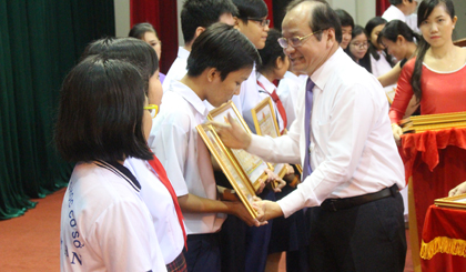Ông Trần Thanh Đức tặng Bằng khen của UBND tỉnh cho các học sinh giỏi.