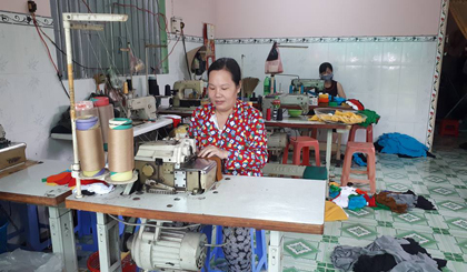 Nhờ sự hỗ trợ của Qu ỹ hỗ trợ phụ nữ phát triển kinh tế, chị Nguyễn Thị Bích Hạnh đã thoát nghèo. Ảnh: MAI TRẦN