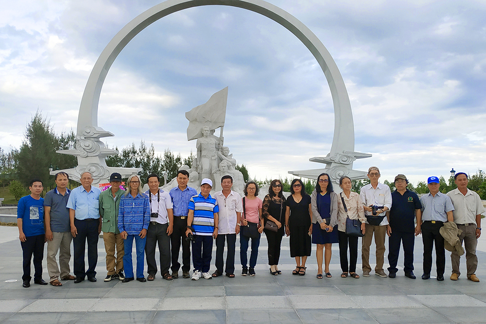 Đoàn văn nghệ sĩ Tiền Giang trước tượng đài tưởng niệm các chiến sĩ Gạc Ma